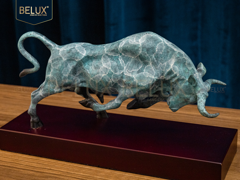 Tượng bò tót bằng đồng decor gốm men xanh dài 30cm